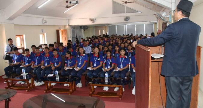नगर प्रमुख सुनिल प्रजापतिसँग बाल विकास इ·लिस स्कूलका विद्यार्थीहरूको साक्षात्कार