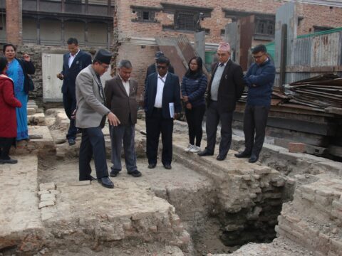 पुरातत्व विभागका टोलीद्वारा थन्थु दरबार पुन:निर्माणस्थलमा निरीक्षण