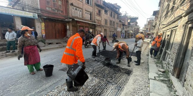पटक पटकको ताकेतापछि महालक्ष्मी देखि खरिपाटी ब्यारेक सम्मको बाटो बन्ल तालतुल गरेर भए पनि बन्न थाल्यो ।