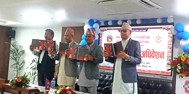 मथिनपाका १४ औ नगर सभामा बोदे ऐतिहासिक तथा सांस्कृति नगरी पुस्तक सार्वजनिक