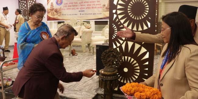 शिक्षाविद् प्रा.डा. सर्वज्ञ भक्त मल्ल खाेपृङ रत्न सम्मान बाट बिभुषित ।
