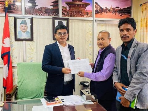 भोटेकोशी बाढी पीडितका लागि भक्तपुरका लेखापढी व्यवसायीहरुको २ लाखभन्दा बढी राहत सहयोग ।