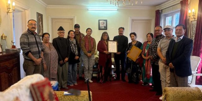 भक्तपुरविकाससहयोगसंघद्वारा सम्मानतथा RN16 टोलीलाई उद्धार सामग्री हस्तान्तरण