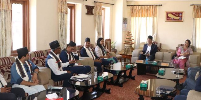 भक्तपुर नगरपालिकाका प्रमुख प्रजापति र काठमाडौं महानपाका कार्यबाहक प्रमुख डंगोलबीच भेट