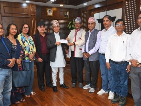 रसुवा बाढीपीडितका लागि डिप्लोमा इन्जिनियर्स एशोसियसनको सहयोग, अर्थसचिवलाई हस्तान्तरण