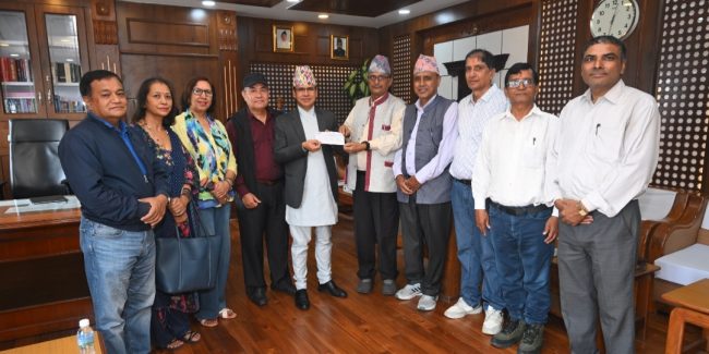 रसुवा बाढीपीडितका लागि डिप्लोमा इन्जिनियर्स एशोसियसनको सहयोग, अर्थसचिवलाई हस्तान्तरण