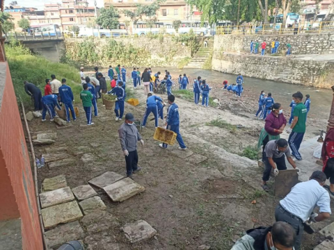 दसैँ पर्वलाई लक्षित गर्दै ऐतिहासिक ब्रह्मायणी मन्दिर परिसरमा सरसफाइ कार्यक्रम सम्पन्न